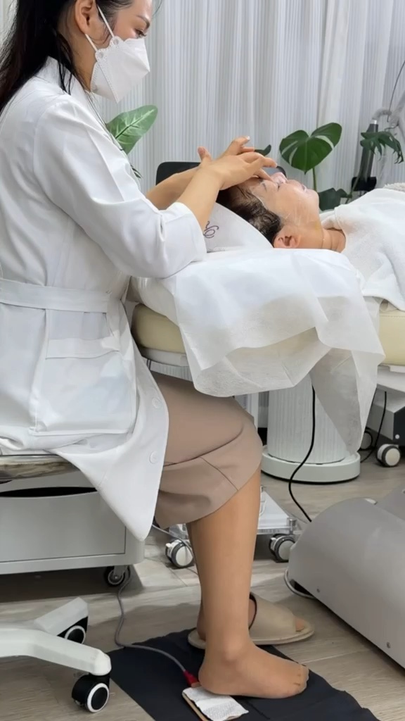 操作者站於腳踏電極進行專業服務